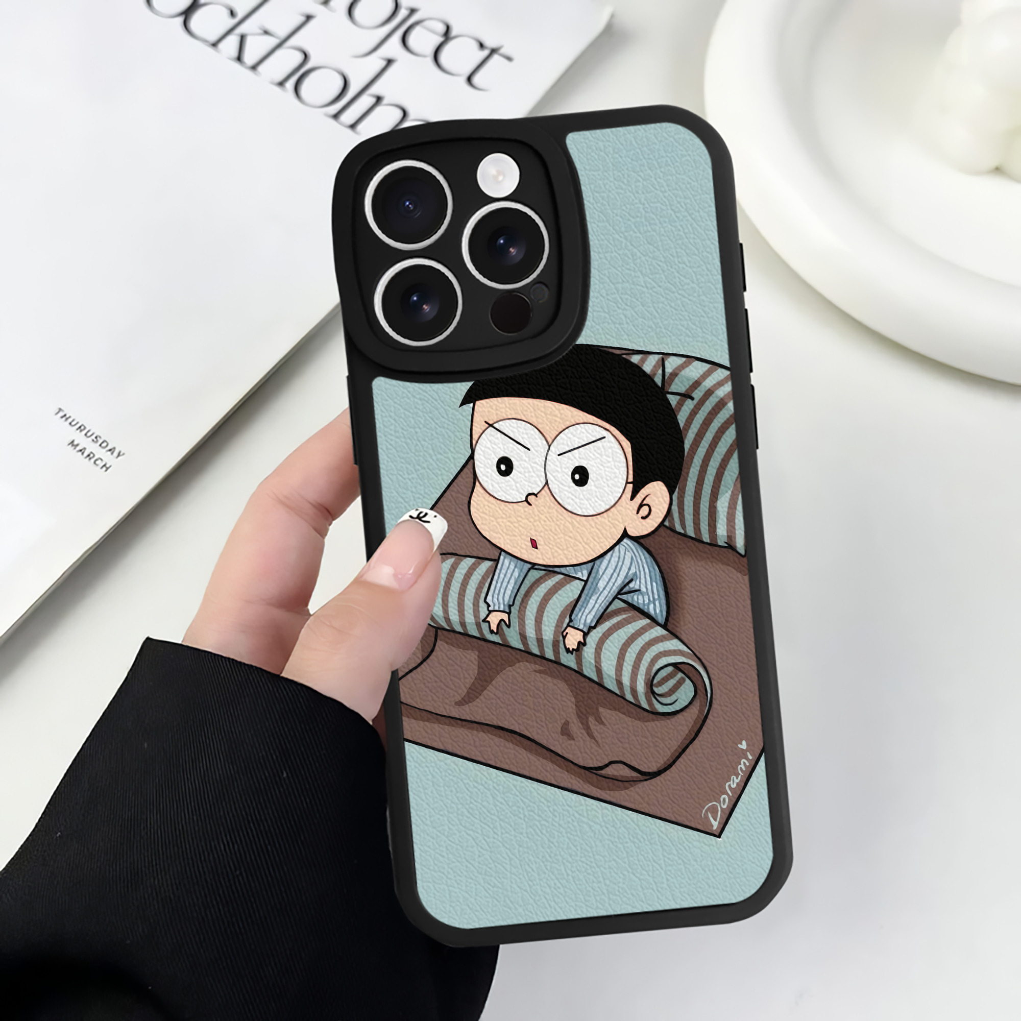 （画像用） ドラえもん Doraemon 【iPhone 16シリーズ対応】シリコンスマホケース（レザー調） 材質：シリコン